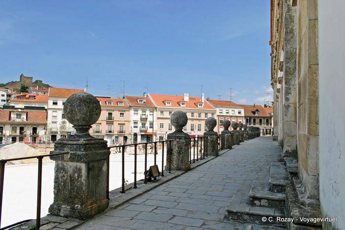 Die Stadt arbeitet vom Vorplatz des Klosters Alcobaça - Portugal