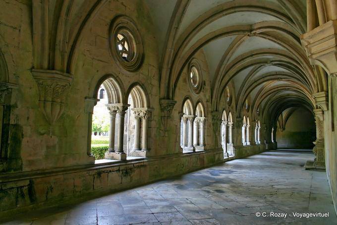 Bögen des Kreuzgangs gallery of Silence, Alcobaça - Portugal
