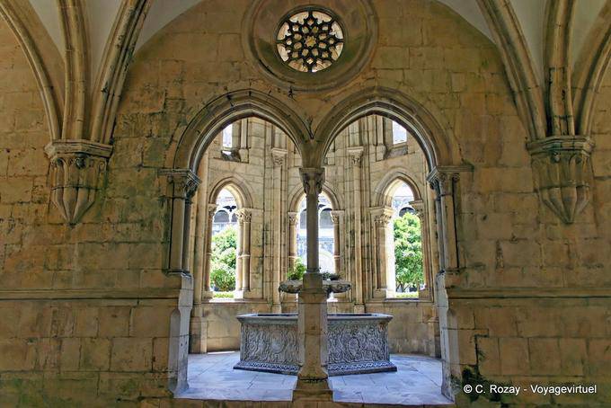 Die fünfeckigen Brunnen im Kreuzgang, das Kloster von Alcobaça - Portugal