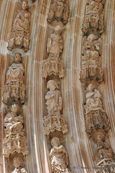 Detail der Skulpturen des Archivolte der Haupttür der Kirche, Batalha - Portugal