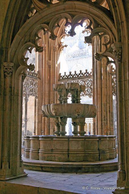 Brunnen im Kreuzgang des D. João I, Kloster von Batalha - Portugal