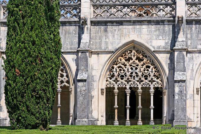 Die manuelinischen Kreuzgang Blick vom Garten, Batalha - Portugal