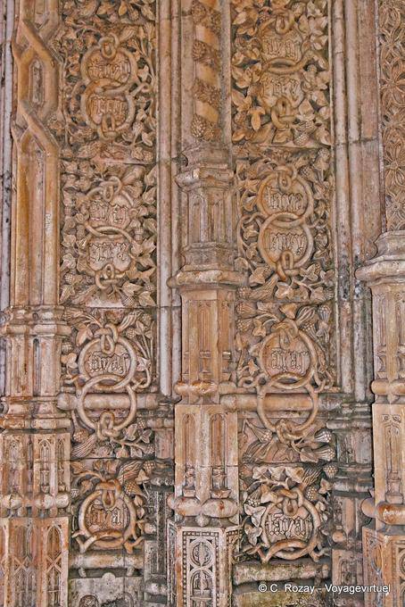 Batalha, geschnitzten königlichen Motto auf dem Portal der unvollkommenen Kapelle - Portugal