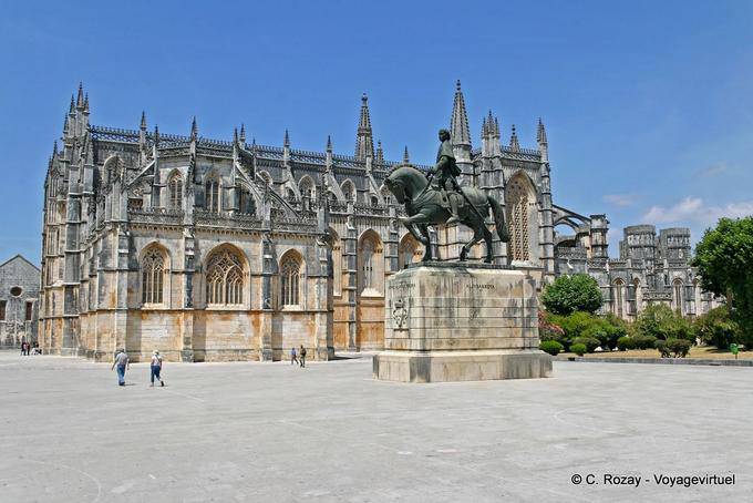 Die Kapelle der Gründer und die Statue von Nuno Alvares Pereira Batalha - Portugal