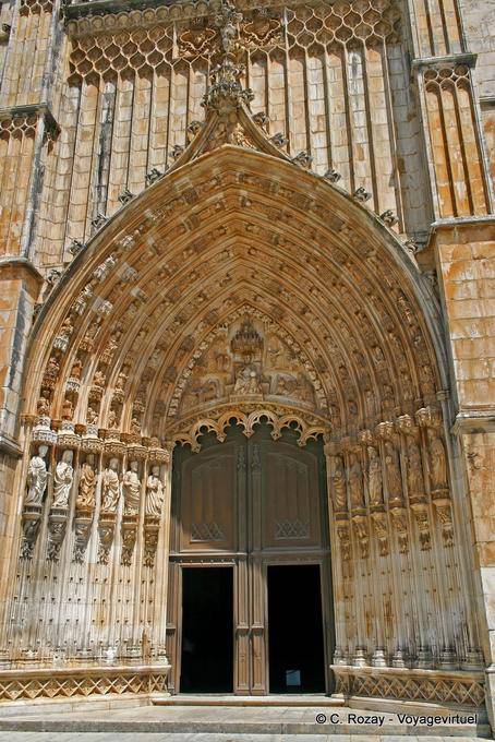 Das Hauptportal mit Tympanon und Bögen, westlich des Kloster von Batalha - Portugal