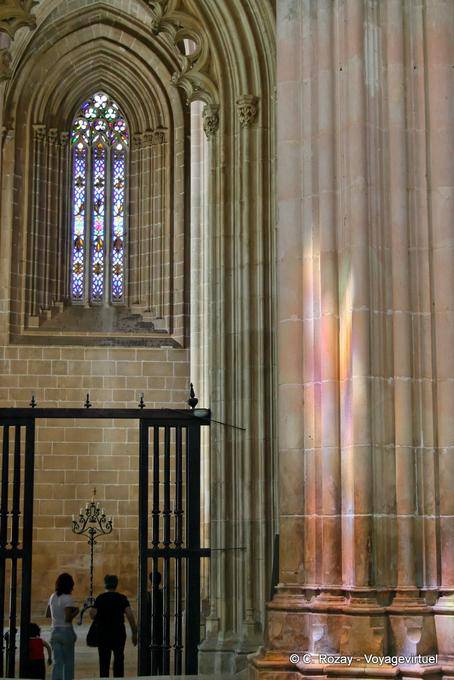 Batalha, Sonnenlicht auf einem monumentalen Säule - Portugal