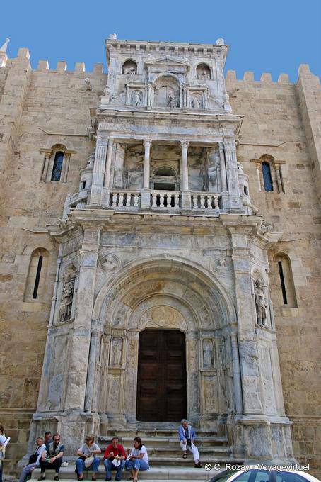 Scheintür, die Arbeit von João de Ruão, Alte Kathedrale von Coimbra - Portugal