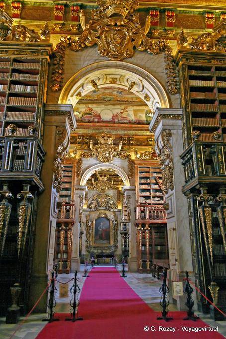 Roten Teppich in der Suite der Biblioteca Joanina, Coimbra - Portugal