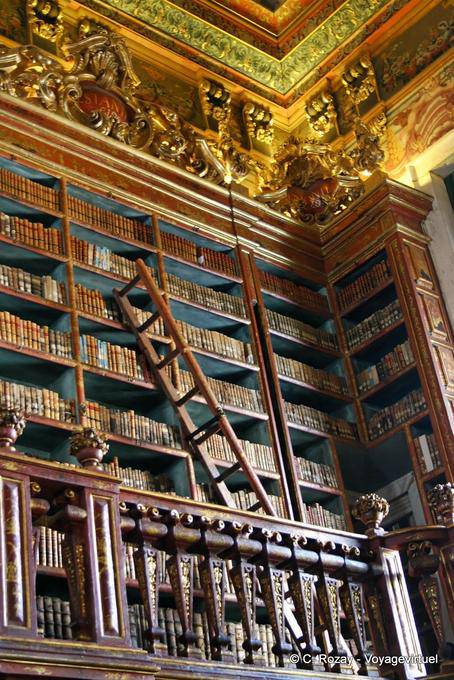 Reling und Leiter, Joanine Bibliothek, Coimbra - Portugal