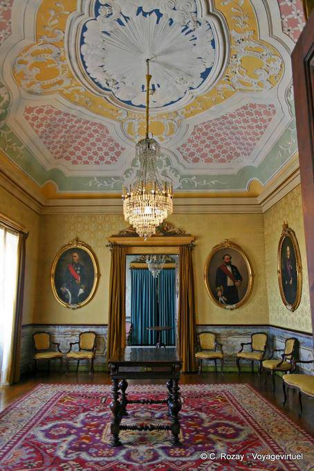 Mehrfarbige Decke in einem Raum der Universität, Coimbra - Portugal