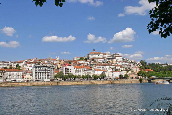 Die Stadt aus dem Rio Mondego, Coimbra - Portugal