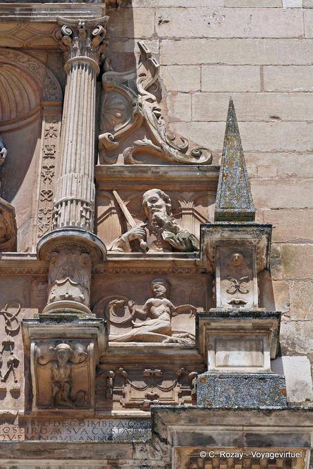 Coimbra, geschnitzt pikante Detail über einer Tür, Rua da Couraca Apóstolos - Portugal