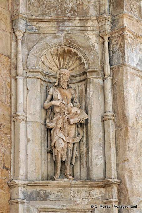 Coimbra-Statue in der Ecke, Sé Velha - Portugal