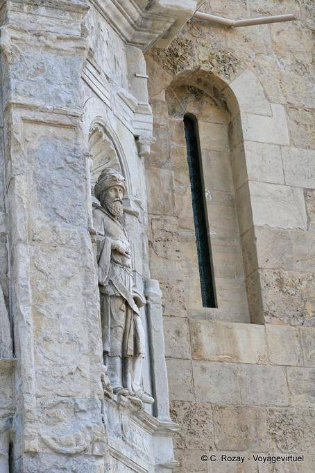 Statue außerhalb für Vertiefung, Coimbra Kathedrale - Portugal