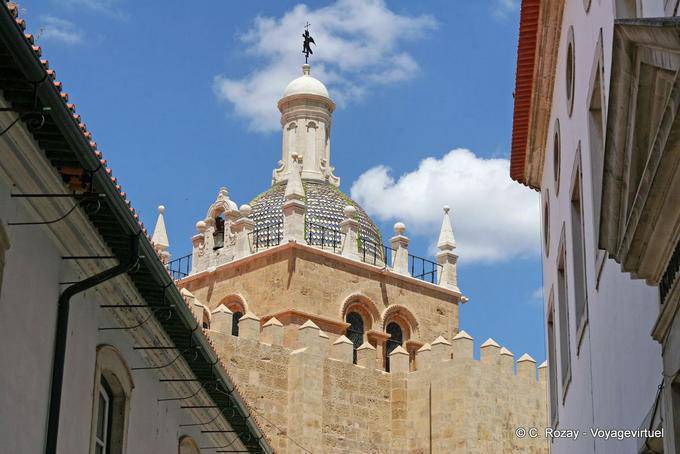 Coimbra, ein anderer Blick auf den Turm und Zinnen, Sé Velha - Portugal