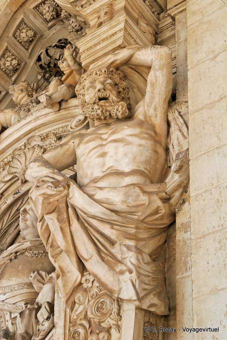 Atlas geschnitzt am Eingang der Universität von Coimbra - Portugal