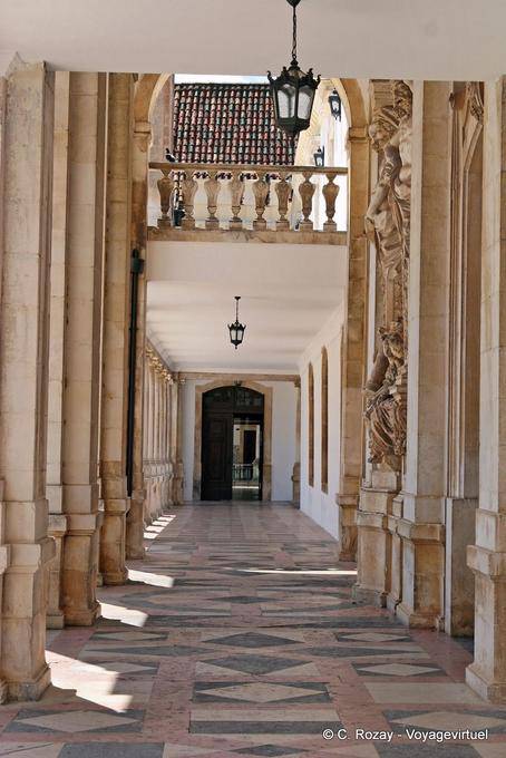 Marmorsäulen, Vorplatz der Aula der Universität, Coimbra - Portugal