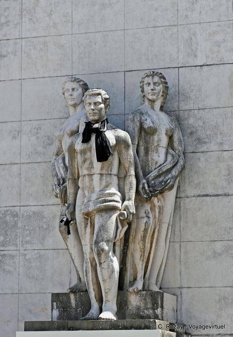 Triple-Statue vor der Bibliothek, Largo Porta Férrea, Coimbra - Portugal