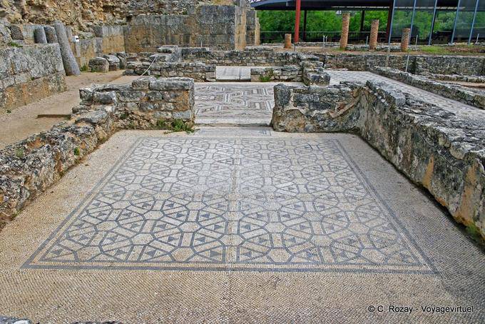 Innerhalb der Mauern, hinter der Villa Swastika, Conimbriga - Portugal