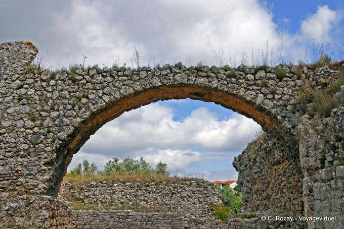 Arc-Brücke Aquädukt von Trockenmauern, Conimbriga - Portugal
