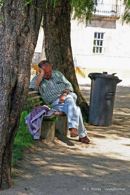 Nickerchen auf einer Bank, Garten Diana, Évora - Portugal