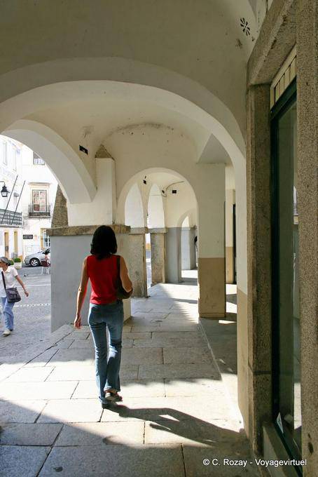 Unter den Arkaden der Praça de Giraldo, Évora - Portugal