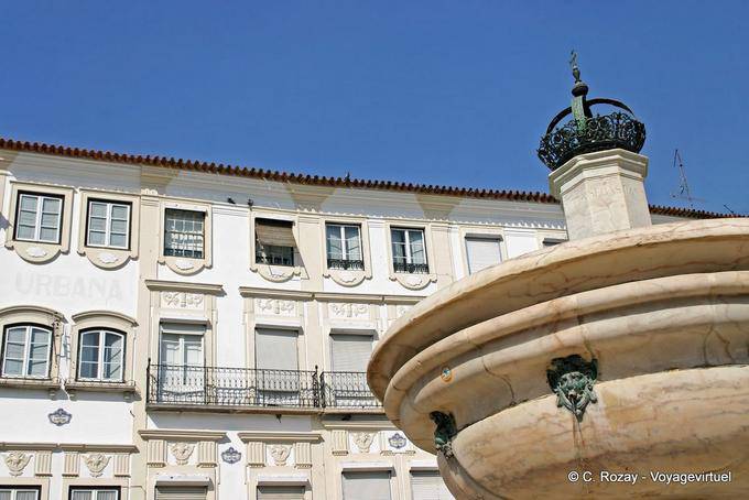 Brunnen und Fassade der Praça de Giraldo, Évora - Portugal