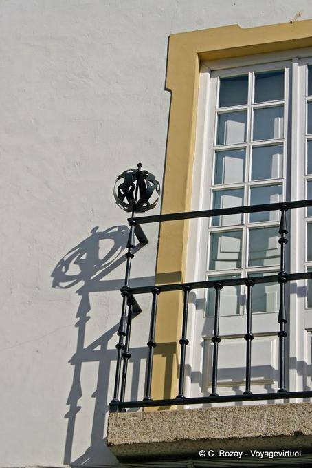 Ein Schatten auf einem Balkon, Évora - Portugal