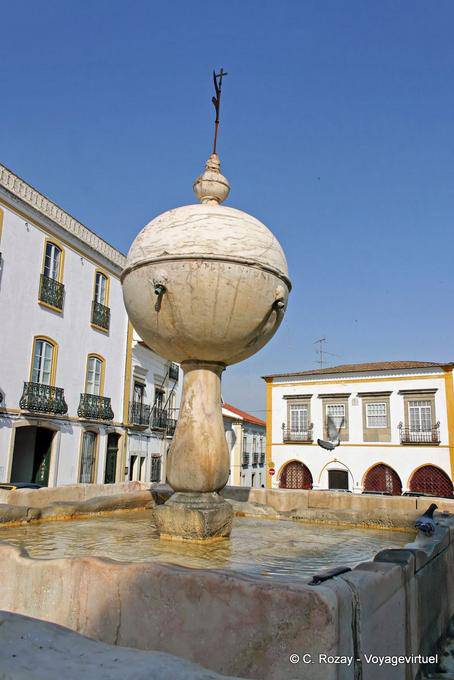 Fontaine Wiedergeburt anstelle des maurischen Tor, Évora - Portugal