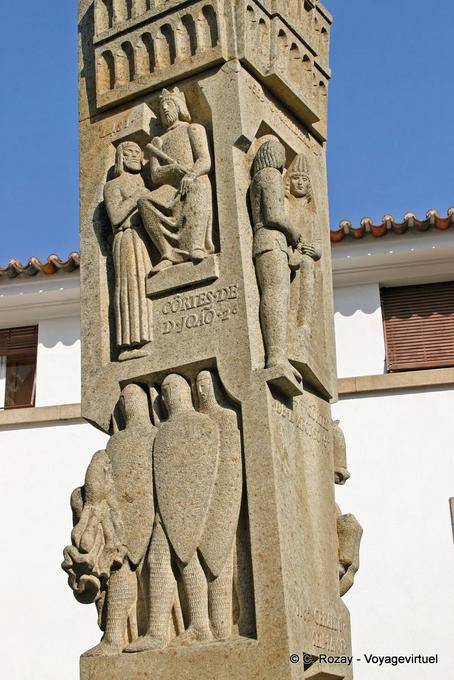 Totem in einem Innenhof, Largo da Porta de Moura, Évora - Portugal