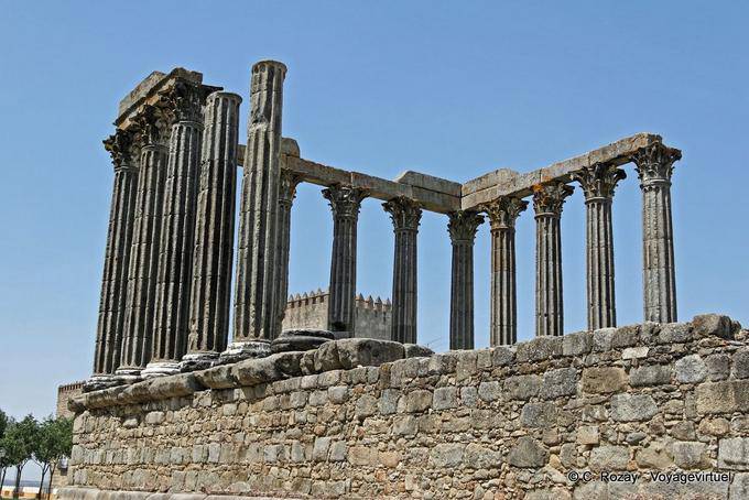 Évora, eine andere Ansicht des römischen Tempels - Portugal