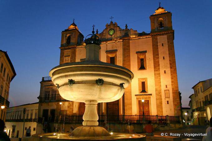 Giraldo-Platz in der Nacht, Évora - Portugal