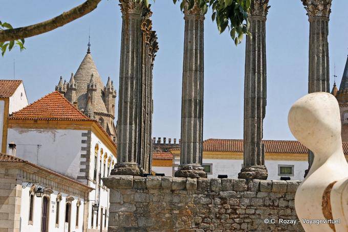 Skulptur vor dem Tempel der Diana, Évora - Portugal