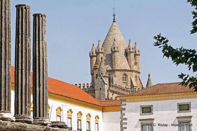 Évora, die römischen Säulen und die Kuppel Laterne an der Kreuzung der Hauptschiff der Kathedrale - Portugal