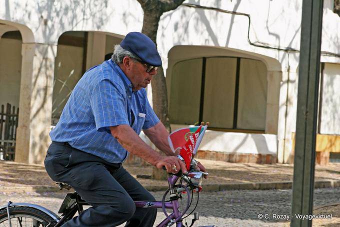 Der Radfahrer mit Fahnen, Lagos - Portugal