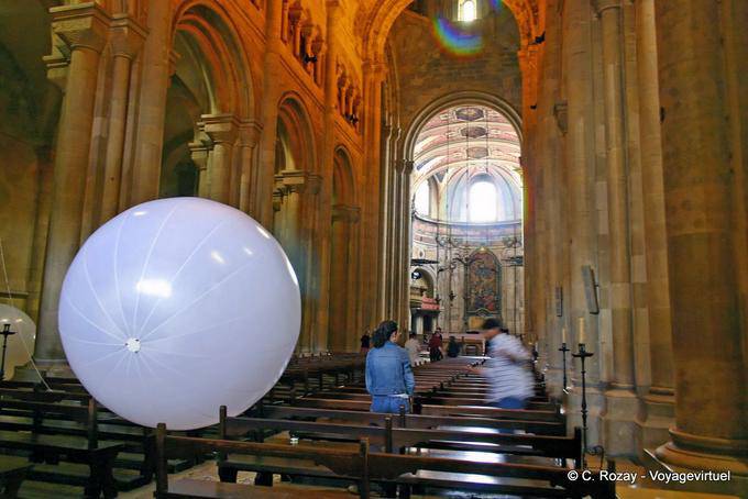 Das Kirchenschiff der Kathedrale von Santa Maria Maior, Lissabon - Portugal
