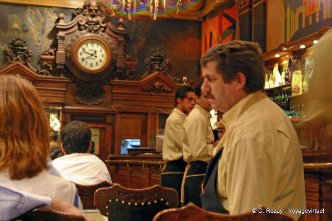 Der Innenraum der Barock Brauerei A Brasileira, Chiado, Lissabon - Portugal