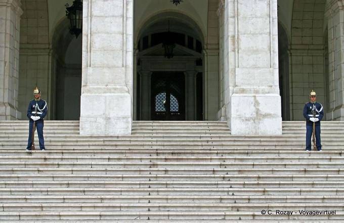 Die Wachen auf den Stufen des Assembleia da Republica, Estrela, Lissabon - Portugal