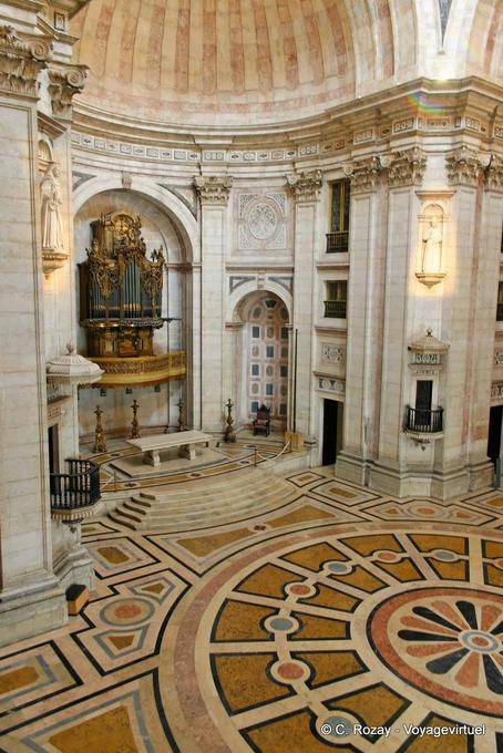 Das Innere des Pantheon von Santa Engracia in Lissabon - Portugal