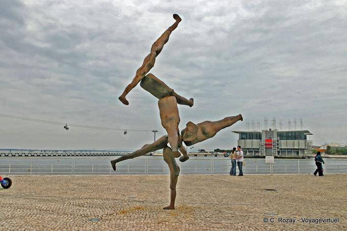 Rhizome, Eisenplastik von Antony Gormley, Park der Nationen, Lissabon - Portugal