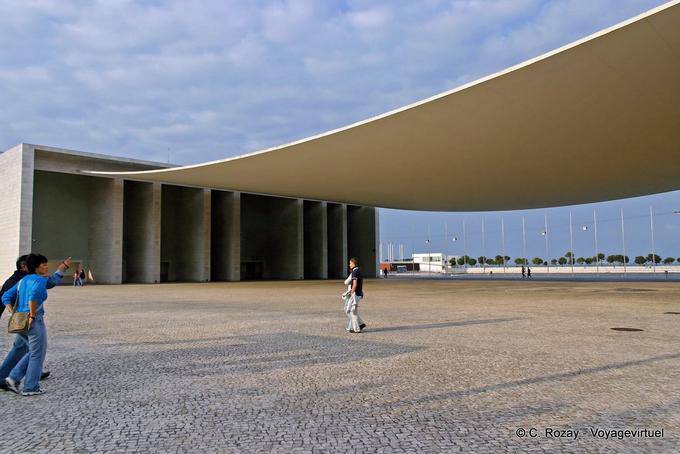 Die Betonwand der Flagge von Portugal auf der Expo 98, Nações, Lissabon - Portugal