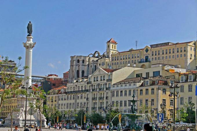Das Karmeliterkloster aus dem Praça Dom Pedro IV, Rossio, Lissabon gesehen - Portugal