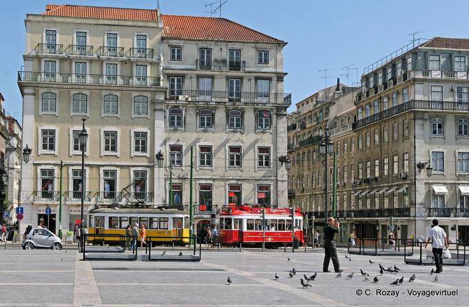 Straßenbahnen gelb und rot, Rossio, Lissabon - Portugal