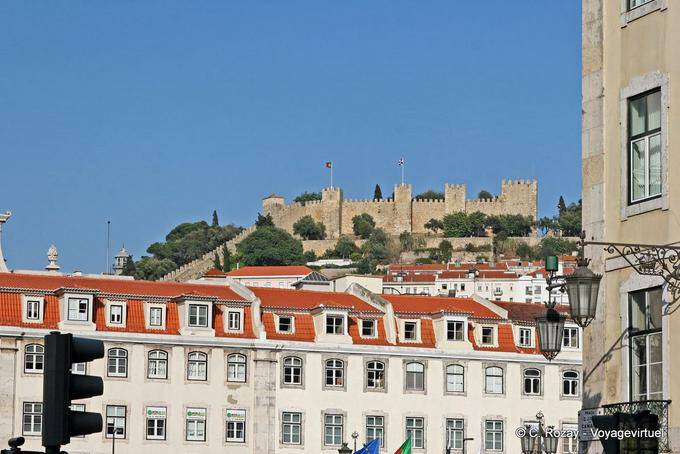 Rossio, mit Blick auf die Hügel von Saint-Georgs-Burg, Lissabon - Portugal