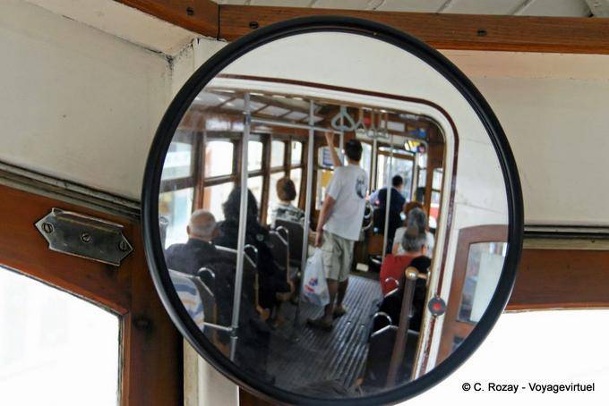 Blick in den Rückspiegel des Eléctrico, Lissabon - Portugal