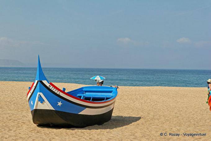 Eine typische Boot am Strand von Nazaré - Portugal