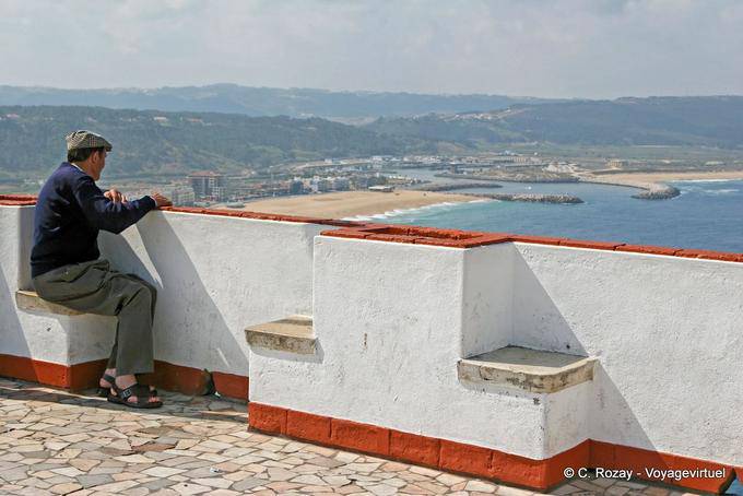 Der Eingang des Hafens von Nazaré, Blick auf Sitio Promontory - Portugal