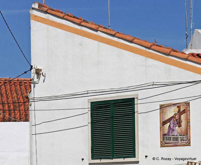 Sitio, fliesen an einer Wand, die Jesus mit dem Kreuz, Nazaré - Portugal
