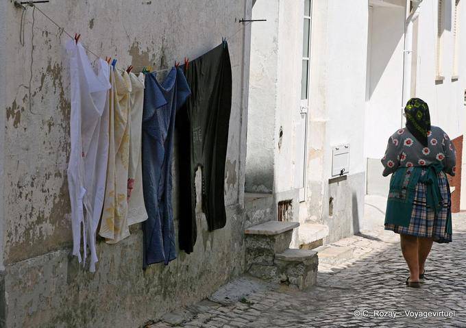Das Wäschetrocknen in einer Gasse, Nazaré - Portugal