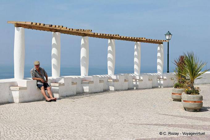 Der Portikus des Meeres und der Mann in der Baskenmütze, Sitio, Nazaré - Portugal